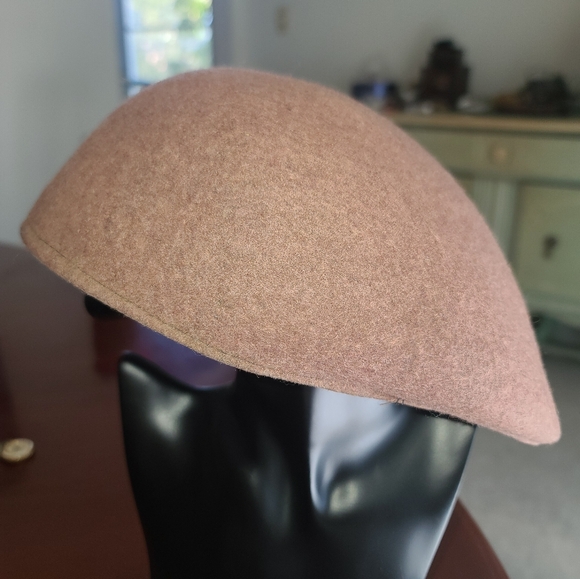 Beautiful Newsboy cap/hat/beret in tan color - Picture 4 of 9